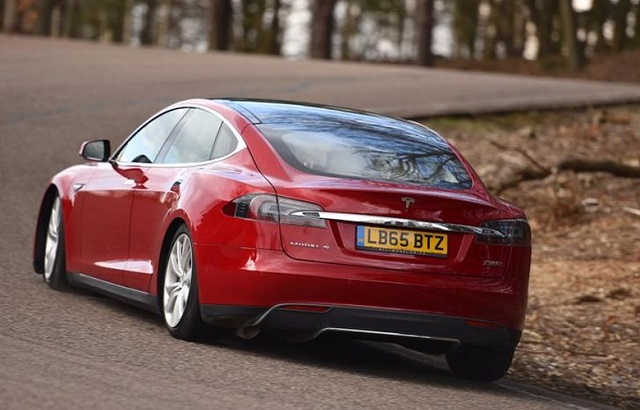 Duoi xe Tesla Model S - Top 10 mẫu xe ô tô điện tốt nhất năm 2022