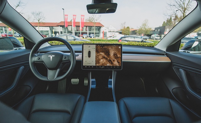 noi that o to dien Tesla Model 3 Copy - Top 10 mẫu xe ô tô điện tốt nhất năm 2022