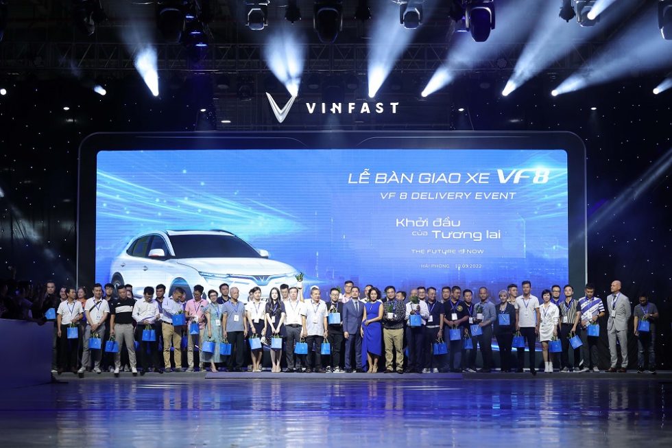 khach hang tai le ban giao xe vinfast vf 8 ngay 10 9 2022 980x653 - Pin ô tô điện VinFast giá bao nhiêu, chi phí thuê pin thế nào ?