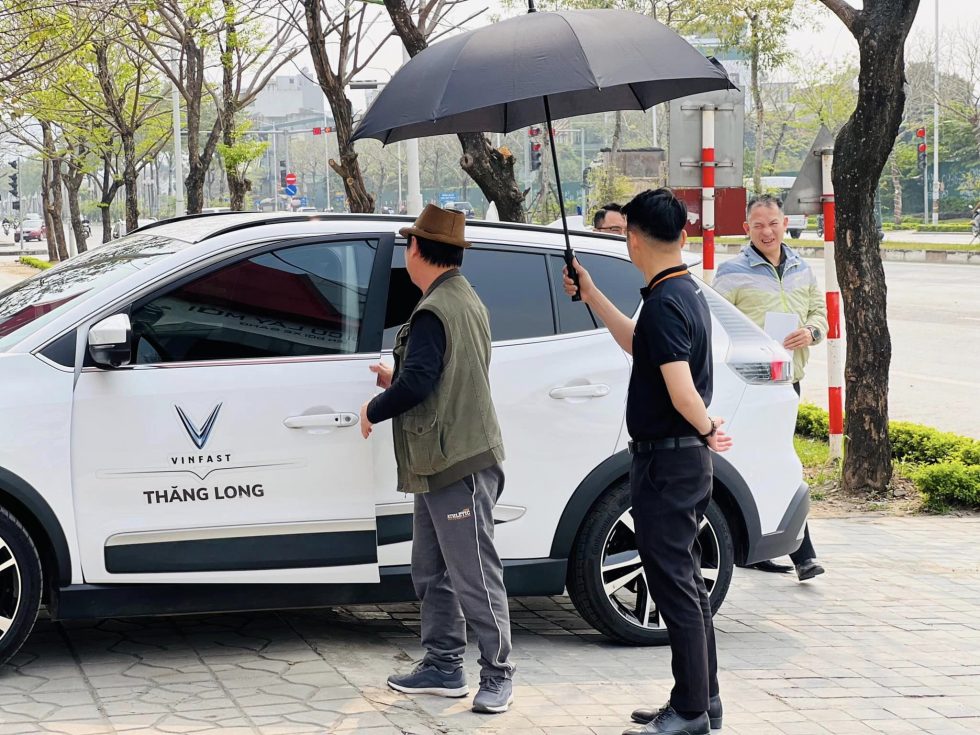 Khach hanh lai thu o to dien VinFast VF e34 tai VinFast Thang Long 1 980x735 - Phó thủ tướng yêu cầu ban hành thông tư miễn đăng kiểm đối với ô tô mới từ 10/3