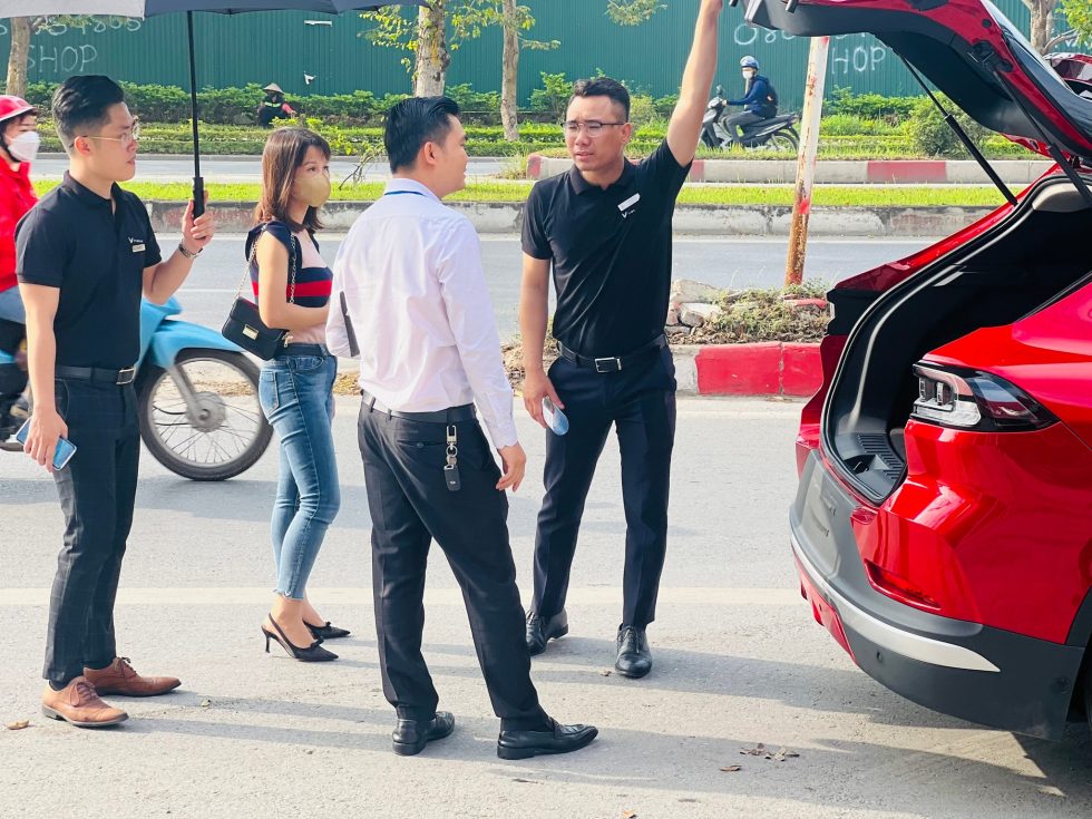 Khach hanh lai thu o to dien VinFast Vf8 tai VinFast Thang Long 3 980x735 - Phó thủ tướng yêu cầu ban hành thông tư miễn đăng kiểm đối với ô tô mới từ 10/3