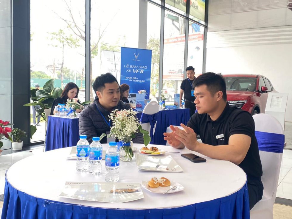Khach hanh lai thu o to dien VinFast Vf8 tai VinFast Thang Long 980x736 - Phó thủ tướng yêu cầu ban hành thông tư miễn đăng kiểm đối với ô tô mới từ 10/3