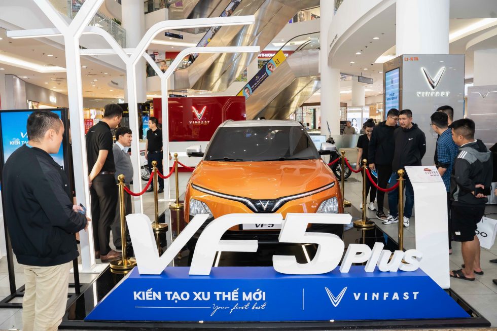 khang hang hao huc xem trung bay xe vinfast vf5  980x653 - Đăng ký lái thử ô tô điện VinFast toàn quốc miễn phí